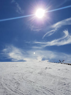 Photo illustrant les saisons : hiver froid et ensoleillé à la montagne.